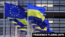 Флаги ЕС и Украины у здания Европейского парламента
