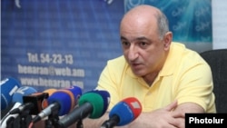 Armenia -- The chairman of Yerevan press club, Boris Navasardian, at a press conference in Yerevan, 7May 2013