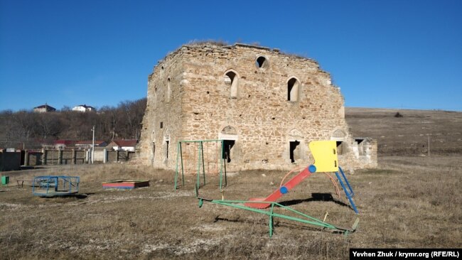 Рядом с мечетью расположилась детская площадка