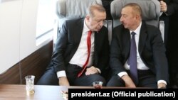 Слева направо: президенты Турции и Азербайджана во время церемонии открытия железной дороги Баку-Тбилиси-Карс, Баку, 30 октября 2017 г․