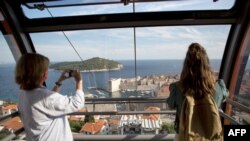 Turisti na žičari u Dubrovniku, ilustracija