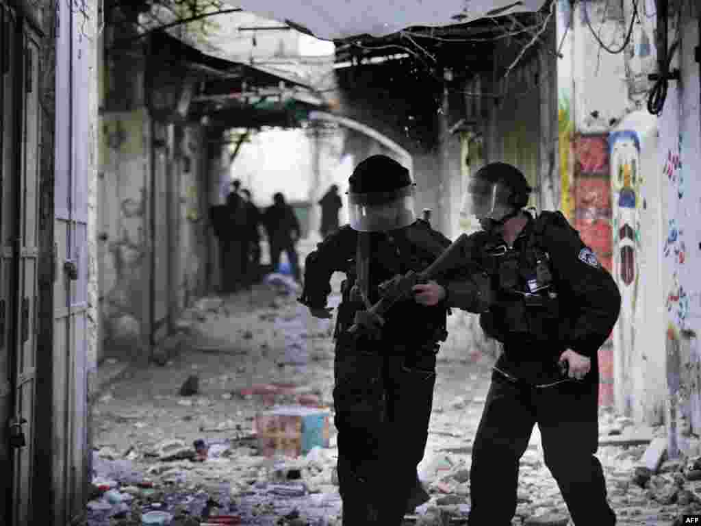 Израелски полицајци земаат позиции во стариот дел на Ерусалим