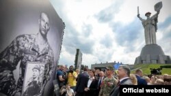 Заходи до Дня пам'яті та примирення в Києві, відкриття фотовиставки «Четверте покоління», 8 травня 2017 року
