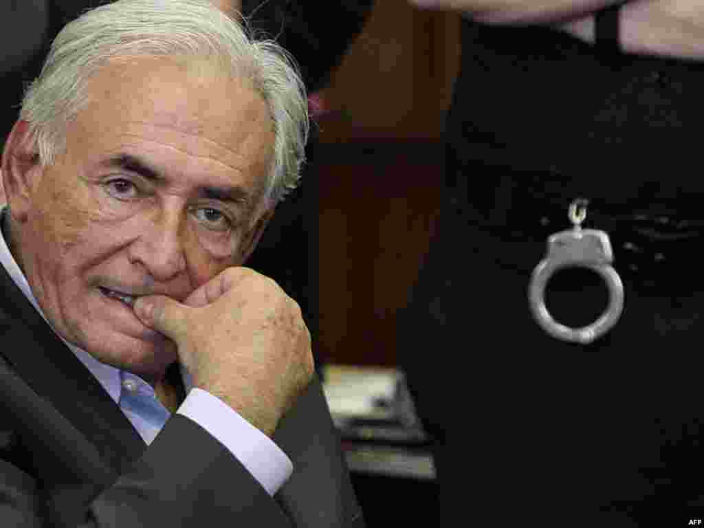 SAD - Dominique Strauss-Kahn podnio je ostavku na mjesto generalnog direktora MMF-a i poručio Upravnom odboru da je nevin u aferi seksualnog napada zbog koje je u zatvoru, New York, 19.05.2011. Foto: AFP / Richard Drew 