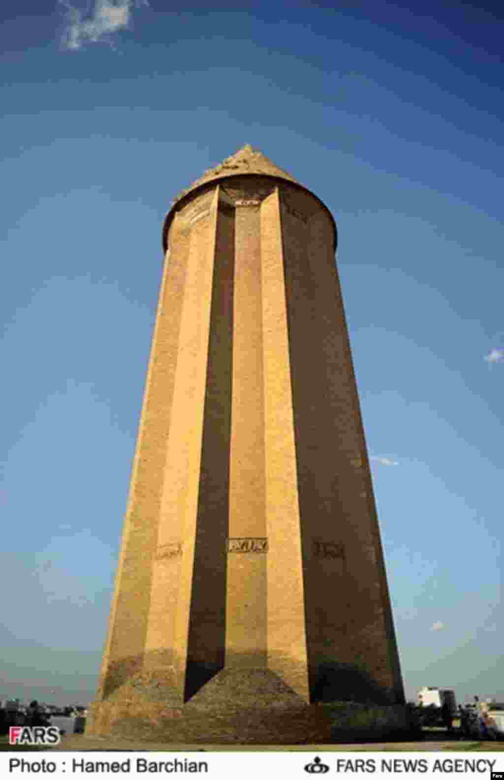- &nbsp;برج گنبد قابوس - استان گلستان.&nbsp; بلندترین برج تمام آجری جهان است که در سال ۳۷۵ هجری خورشیدی در زمان سلطنت شمس المعالی قابوس بن وشمگیر بنا شد. &nbsp;