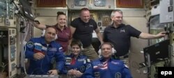 Echipajul de la ISS – de la stânga la dreapta: cosmonautul rus Elena Serova, astronautul american Barry Wilmore, cosmonautul rus Alexander Samoukutiaev, cosmonautul rus Anton Șkaplerov, astronautul italian Samantha Cristoforetti și astronautul american Terry Virts.