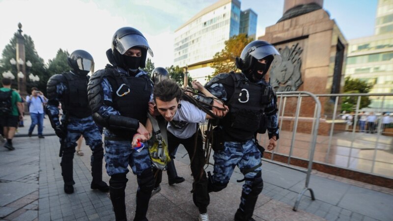 Режиссер Дмитрий Васильев, обвиняемый в участии в беспорядках в Москве, освобожден из-под стражи