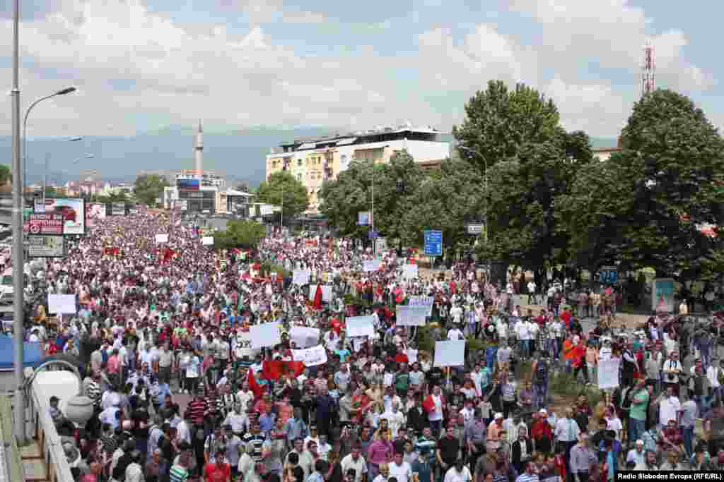 Протести на Албанците против полициската операција Монструм. 