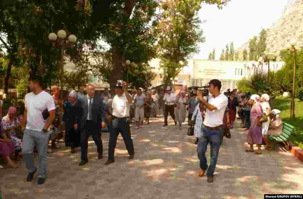 2016-жылдын баш оона жана аяк оона айларында кыргызстандыктар 1916-жылкы улуттук боштондук көтөрүлүштүн 100 жылдыгына арналган эскерүү жөрөлгөлөрүн өткөрүүнү улантышты. Ош шаарындагы эскерүү иш-чарасы.&nbsp;