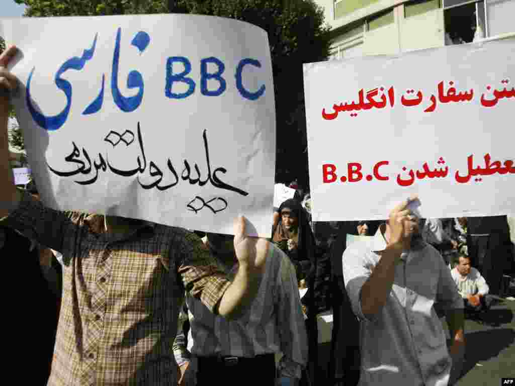 Susţinători ai lui Mahmud Ahmadinejad protestează împotriva BBC-ului - IRAN, Tehran : Supporters of Iranian President Mahmoud Ahmadinejad hold up placards with slogans against the British media during a rally held in Tehran's Vali Asr square on June 16, 2009. The rally, called by the Islamic Propagation Council, was staged at the same as a rival gathering by supporters of defeated presidential candidate 