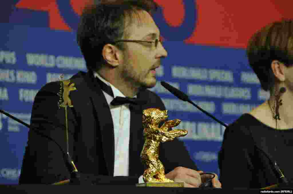 کالین پتر نتزر، در کنفرانس مطبوعاتی پس از دریافت خرس طلایی&nbsp;برای فیلم &laquo;حالت بچه&raquo;/ عکس از سپهر عاطفی
