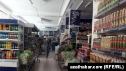 Азық-түлік тапшылығын сездіртпес үшін біртекті тауарлармен толтырылған дүкен сөрелері. Ашғабат, 2020 жыл.