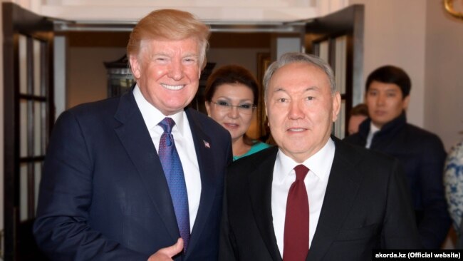 Президент США Дональд Трамп (слева), президент Казахстана Нурсултан Назарбаев. В центре на втором плане - Дарига Назарбаева, старшая дочь президента Казахстана и депутат сената парламента. Вашингтон, 17 января 2018 года.