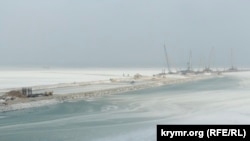 Вид на Керченский пролив со стороны строительной площадки Керченского моста, февраль 2017 год