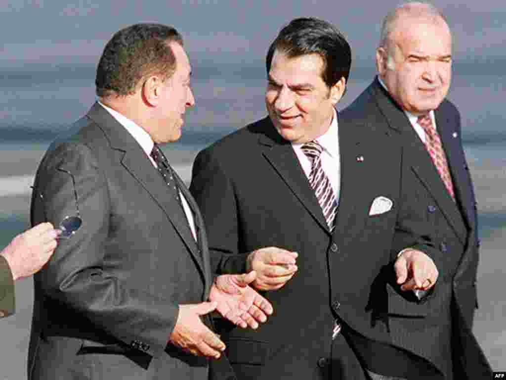 ۲۰۰۱/ با زین‌العابدین بن‌علی، رئیس جمهور وقت تونس - سقوط زین‌العابدین بن‌علی همتای تونسی مبارک زنگ خطر را برای حکومت سی ساله وی به صدا درآورد