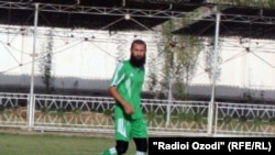 Парвиз Турсунов, который играл за футбольный клуб «Хайр», базирующийся в таджикском городе Вахдат. 19 апреля 2011 года. 