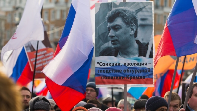 Россияликлар мухолифатчи Немцовни хотирламоқда