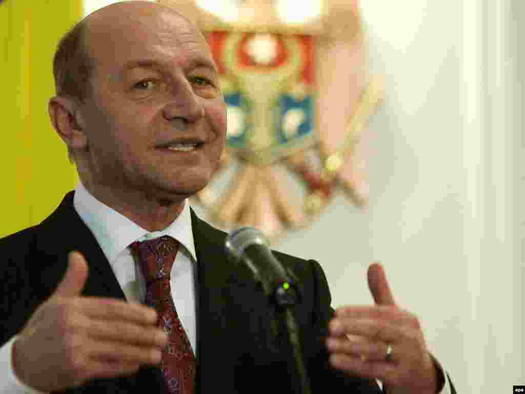 Președintele Traian Băsescu adresîndu-se presei - (Foto: epa)