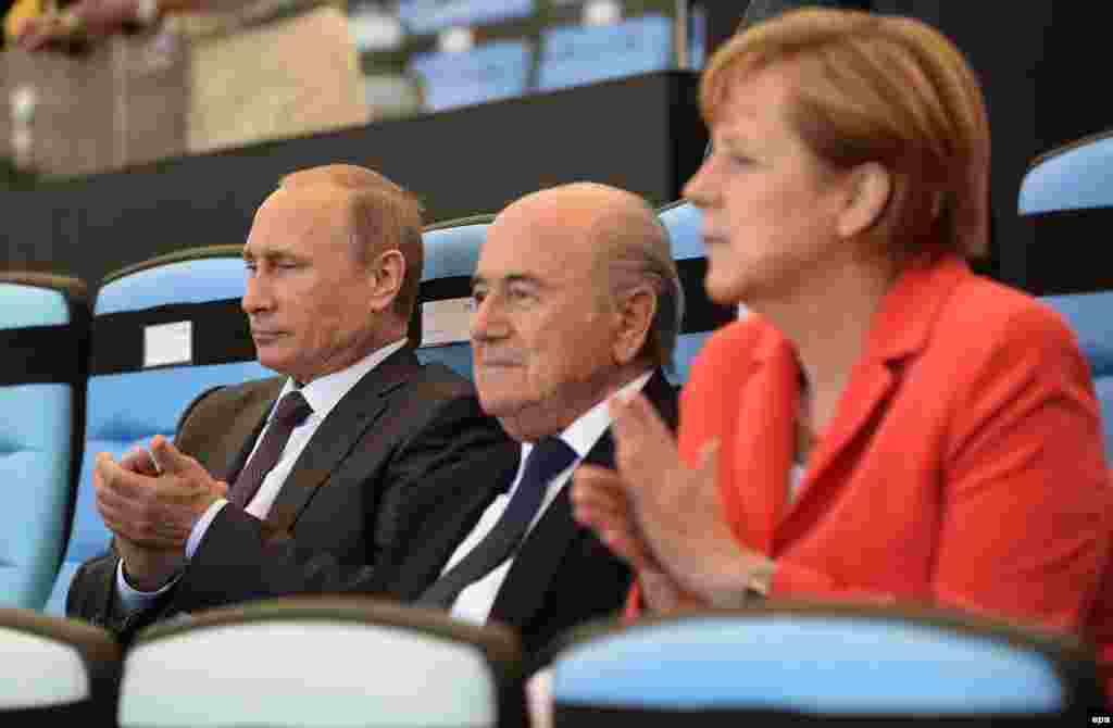 BRAZIL SOCCER FIFA WORLD CUP 2014 -- Russia's President Vladimir Putin (L), FIFA President Sepp Blatter (C) and German Chancellor Angela Merkel (R) attend the closing ceremony prior to the FIFA World Cup 2014 final between Germany and Argentina at the Est