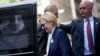 Хиллари Клинтон покидает церемонию в Нью-Йорке
