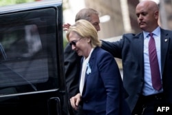 Clinton napušta stan svoje kćeri u kojem se odmorila nakon što joj je pozlilo 11. septembra 2016.