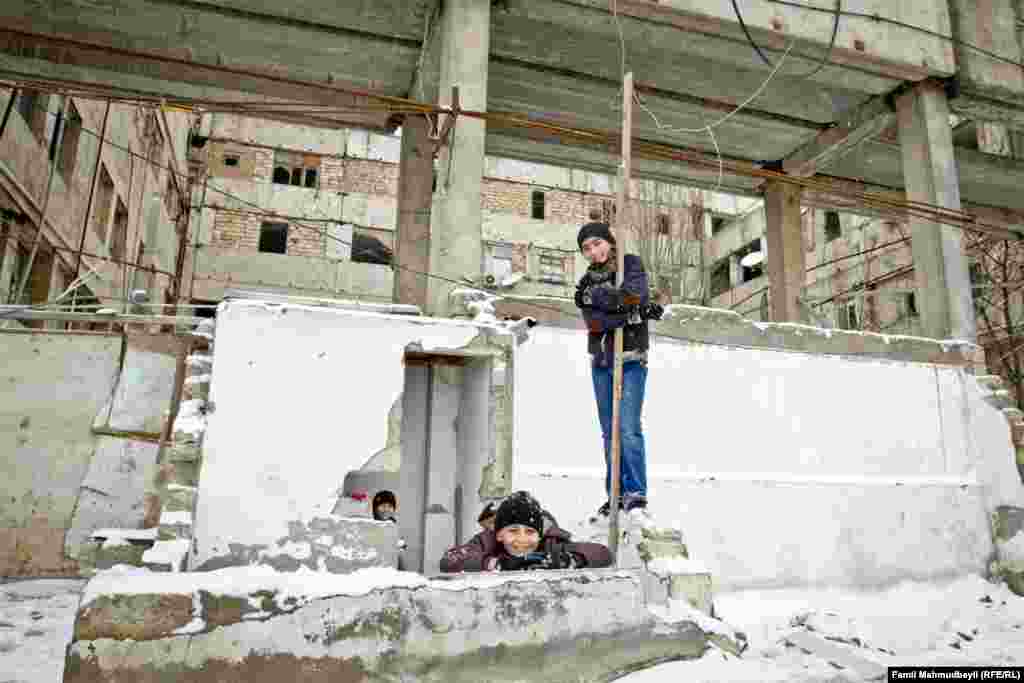 Azı 4 ay parklarda yaşayandan sonra onlara ürəyi yanan bir nəfər məcburi köçkünlərin məskunlaşdığı bu binanı nişan verir.&nbsp;