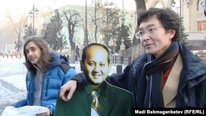 Порно және өкшесі бар көйлек