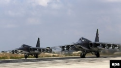Российские военные самолеты в сирийской провинции Латакия. 6 октября 2015 года.