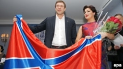 Ana Netrebko și Oleg Țariov, președintele Parlamentului autoproclamatei republici populare Donețk, pozînd cu steagul așa-numitei Novorosia la St. Petersburg