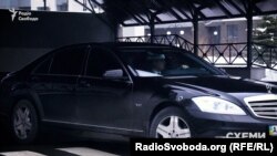 Автомобіль з кортежу Гройсмана виїжджає з паркінгу ЖК «Новопечерські Липки»