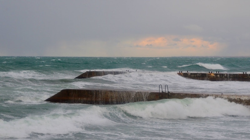 В Крыму на два дня объявили штормовое предупреждение из-за сильного ветра 