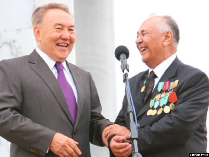Президент Нурсултан Назарбаев и профессор Закратдин Байдосов. Актобе, 10 сентября 2009 года.