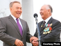 Тарих ғылымдарының докторы, профессор Закратдин Байдосов (оң жақта) президент Нұрсұлтан Назарбаевпен кездесуі кезінде. Ақтөбе. 10 қыркүйек, 2009 жыл.