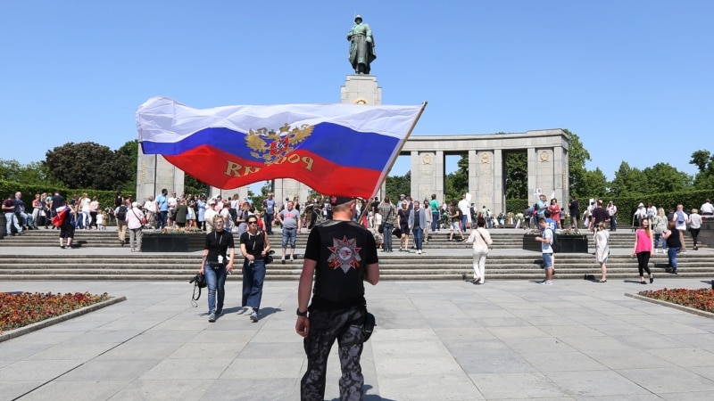 Берлинский суд снял запрет на российские флаги на акции 9 мая