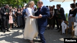 Fosta ministră de externe a Austriei Karin Kneissl dansează cu Vladimir Putin la nunta ei în Gamlitz, Austria, pe 18 august 2018.