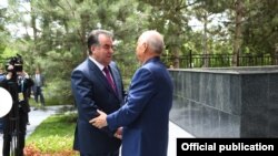Президенты Узбекистана и Таджикистана Ислам Каримов и Эмомали Рахмон в ходе саммита ШОС в Ташкенте, июнь 2016 года.