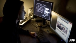 Бетін бүркемелеген хакер. Франция, 20 қаңтар, 2012 жыл.