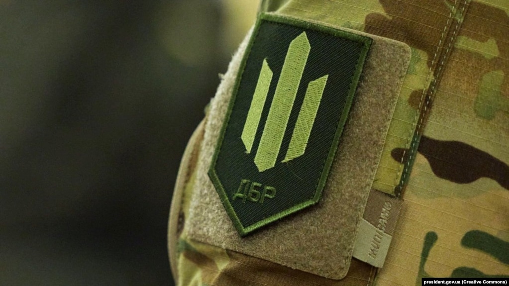 Згідно з посадовими обовʼязками, чиновник контролював закупівлі та обслуговування військового майна регіону