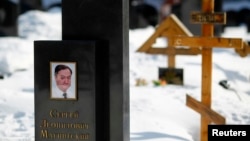 Памятник на могиле юриста Сергея Магнитского на Преображенском кладбище Москвы. 11 марта 2013 года.