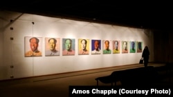 Rizikós művészet: egy tekintélyelvű vezér képei egy tekintélyelvűen irányított országban. Teheránban a Kortárs Művészeti Múzeum két és fél milliárd dollár értékű modern művészeti gyűjteményt őriz. Egy 2011-ben rendezett, kevés nyilvánosságot kapó kiállításon voltak láthatók Andy Warhol Mao-portréi, valamint, Pollock, Munch, Hockney és Rothko alkotásai, amelyeket először mutattak be az 1979-es forradalom óta, amikor a műkincsek tulajdonosa, Farah Pahlavi királynő férjével, a néhai iráni sahhal együtt menekülni kényszerült az országból