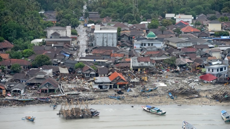 Бројот на жртви од цунамито во Индонезија порасна на 373