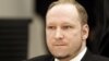 77 nəfərin qətlində günahlandırılan Breivik məhkəmədə dinc oturmadı