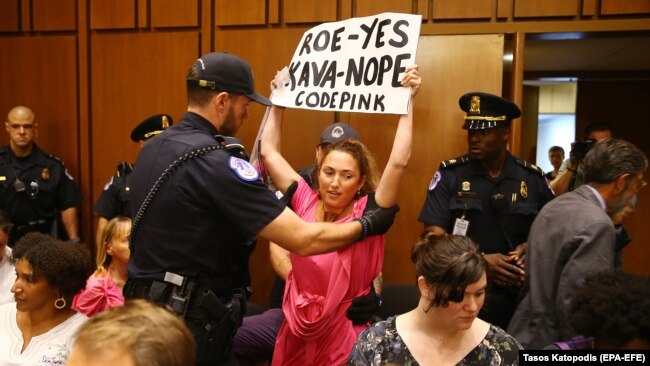Protestë gjatë një seance dëgjimore për Kavanaugh.