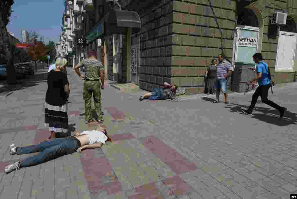 Donetskdə hava hücumlarından ölən və yaralanan yerli sakinlər.