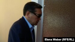 Бывший премьер-министр Казахстана Серик Ахметов входит в зал суда. Караганда, 28 июля 2015 года.