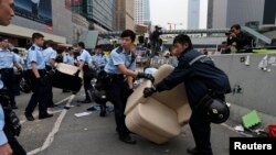 Поліція Гонконгу очищає місце, де був табір демонстрантів, 11 грудня 2014 року