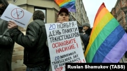 Участници в първата разрешена ЛГБТ демонстрация в Санкт Петербург, 21 ноември 2010 г.