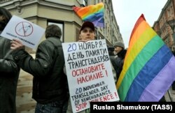 Еще в 2010 году это было возможно: участники первого разрешенного в России пикета в защиту ЛГБТ-сообщества, приуроченного ко Всемирному дню толерантности, на Большой Московской улице в Санкт-Петербурге