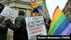 Участники первого разрешенного в России пикета в защиту секс-меньшинств, приуроченного к Всемирному дню толерантности, на Большой Московской улице. Санкт-Петербург, РФ, 21 ноября 2010 года