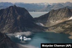 Небольшие айсберги у побережья Гренландии
